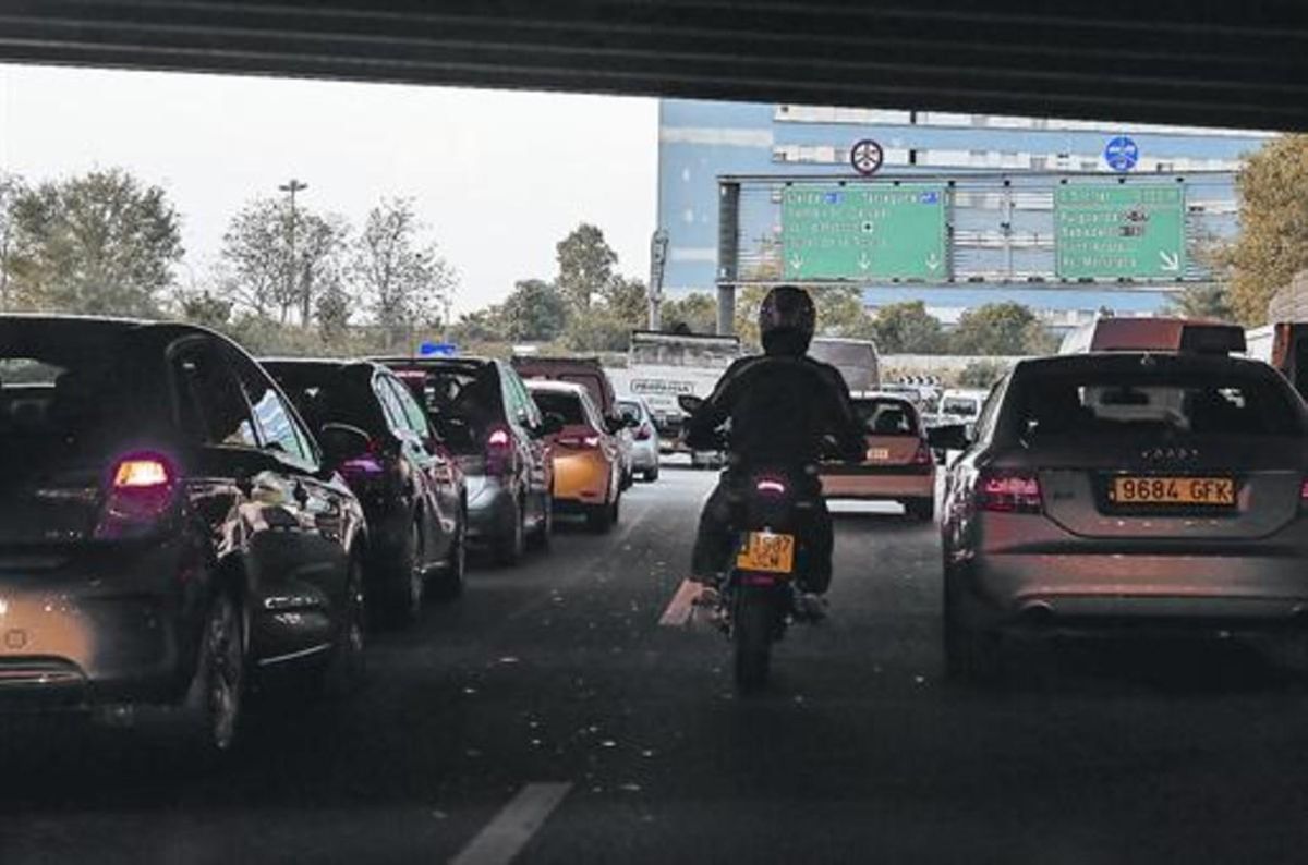 Contaminación. Circulación lenta en una de las rondas de Barcelona Contaminación. Circulación lenta en una de las rondas de Barcelona