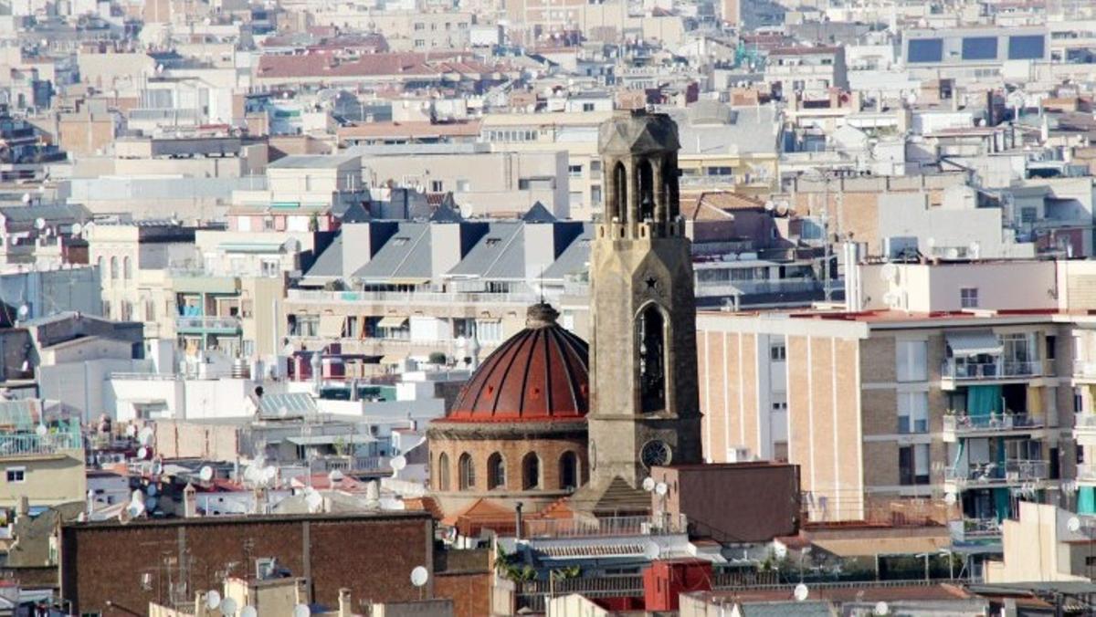 Imagen del Barrio de Poble-Sec visto desde la montaña de Montjuïc, con la Iglesia de Santa Madrona en medio.
