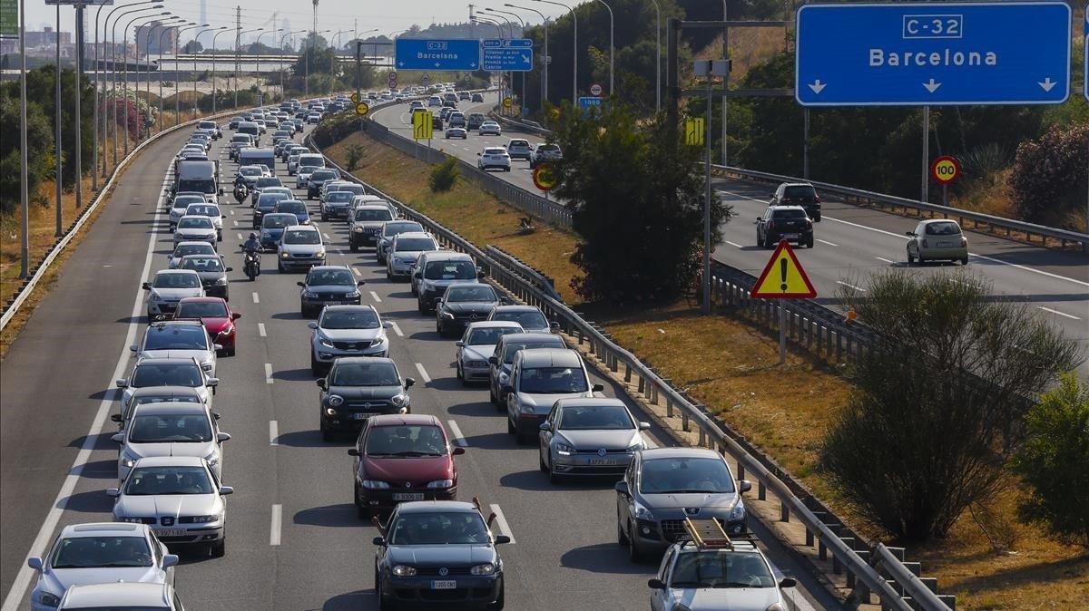 Salida masiva de vehículos por la autopista C-32 a la altura de Vilassar.