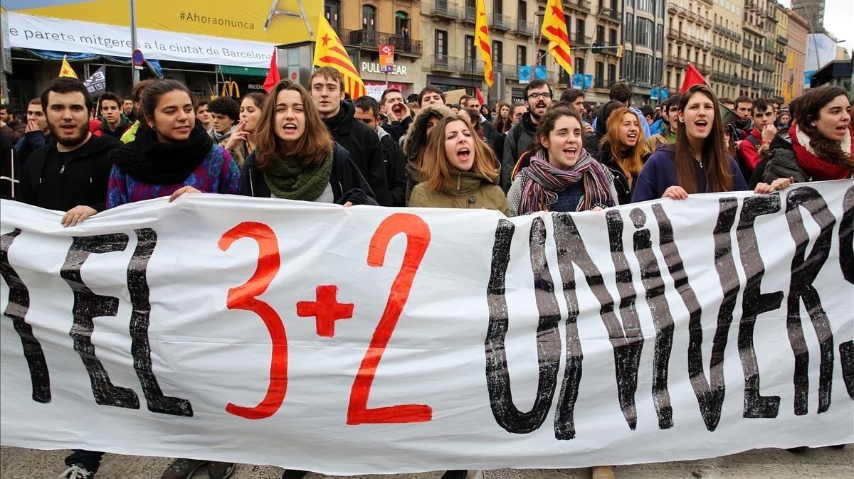 La universitat catalana fa el salt als graus de tres anys La universitat catalana fa el salt als graus de tres anys