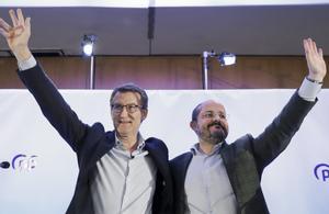 El líder del PP, Alberto Núñez Feijóo, y el presidente del partido en Catalunya, Alejandro Fernández, en un acto en Barcelona el 14 de marzo. 