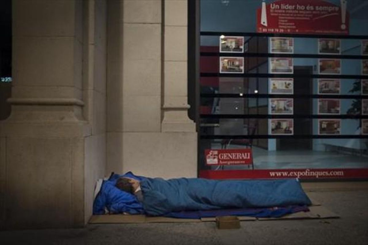 Un hombre duerme en el paseo de Picasso, en Barcelona, a principios de este año. Un hombre duerme en el paseo de Picasso, en Barcelona, a principios de este año.