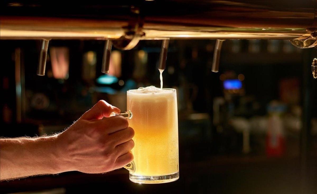 Miles de personas disfrutan cada año de la cerveza del Oktoberfest. Miles de personas disfrutan cada año de la cerveza del Oktoberfest.