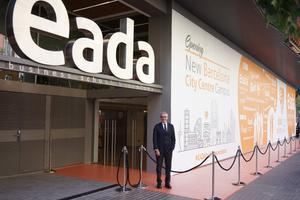 El presidente del patronato de EADA, ante el edificio de la calle Aragó. 
