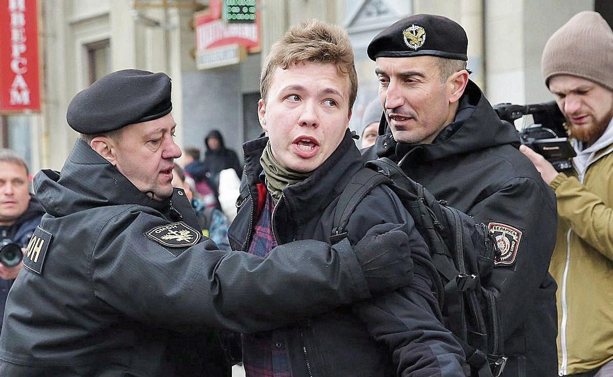 El periodista y disidente Roman Protasevic detenido en el avión, en una acción en marzo de 2020 en Minsk. El periodista y disidente Roman Protasevic detenido en el avión, en una acción en marzo de 2020 en Minsk.