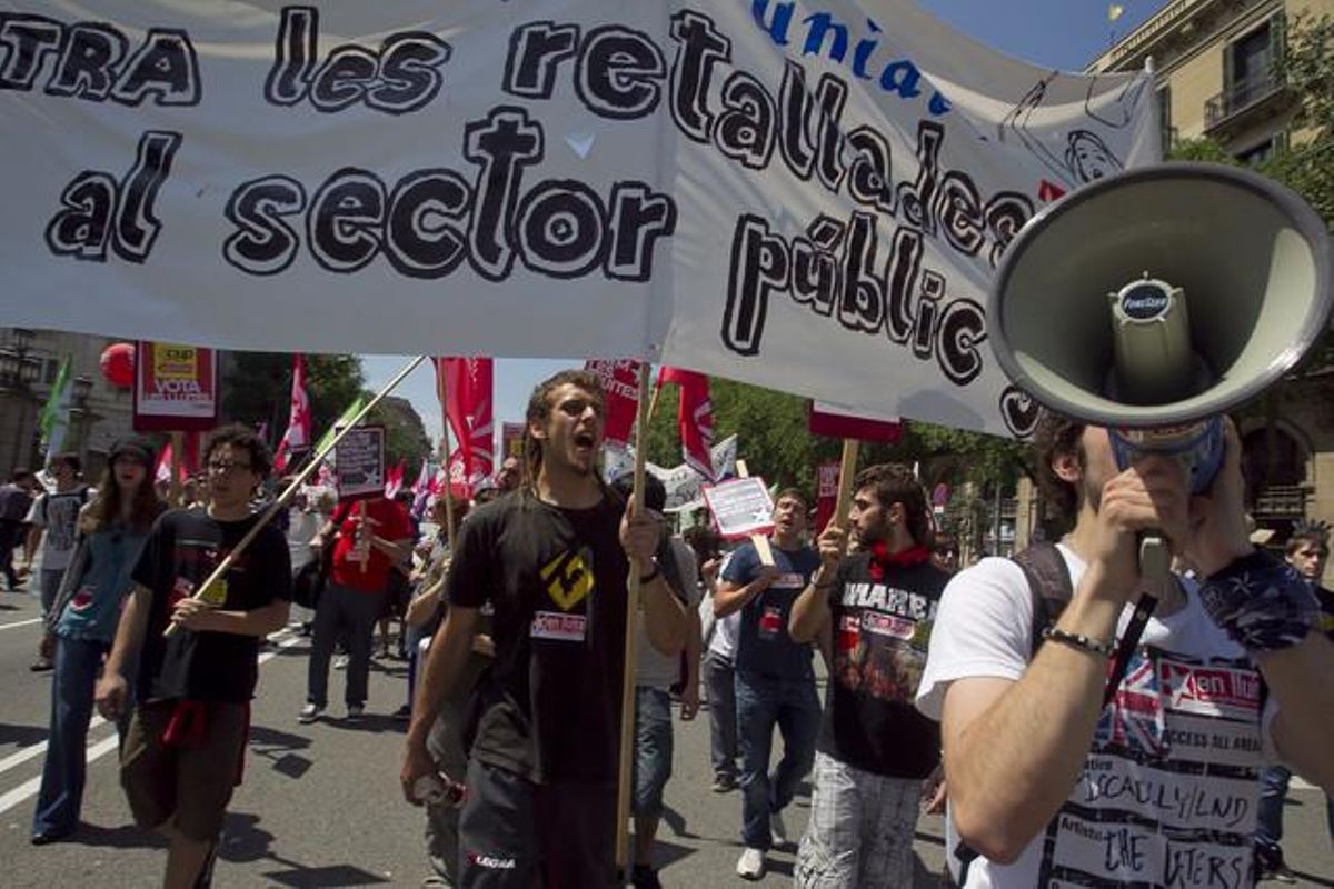 Más de 100.000 personas han protestado en Barcelona contra los recortes presupuestarios del Govern. Más de 100.000 personas han protestado en Barcelona contra los recortes presupuestarios del Govern.