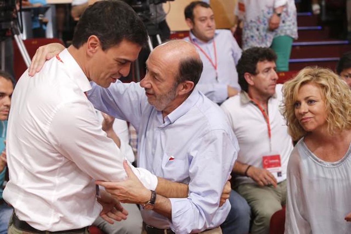 Pedro Sánchez abraza a su antecesor Alfredo Pérez Rubalcaba. Pedro Sánchez abraza a su antecesor Alfredo Pérez Rubalcaba.