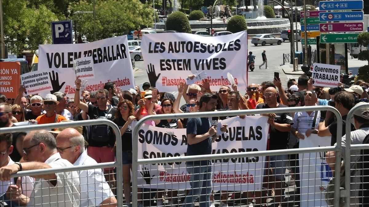 Autoescuelas catalanas y madrileñas se manifiestan frente al Congreso de los Diputados por la falta de examinadores de la DGT, en julio. Autoescuelas catalanas y madrileñas se manifiestan frente al Congreso de los Diputados por la falta de examinadores de la DGT, en julio.