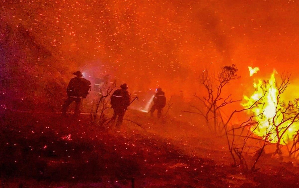 Labores de extinción de un incendio en Alpine (California). Labores de extinción de un incendio en Alpine (California).