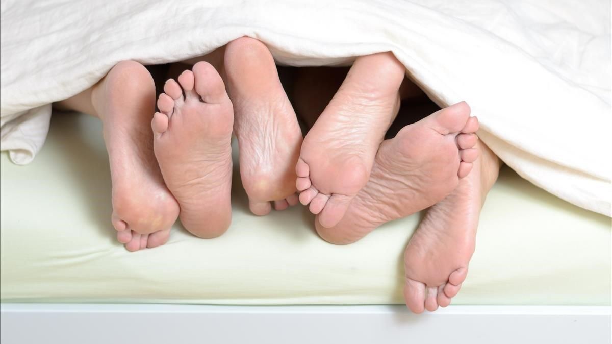 Pies en una cama. Pies en una cama.