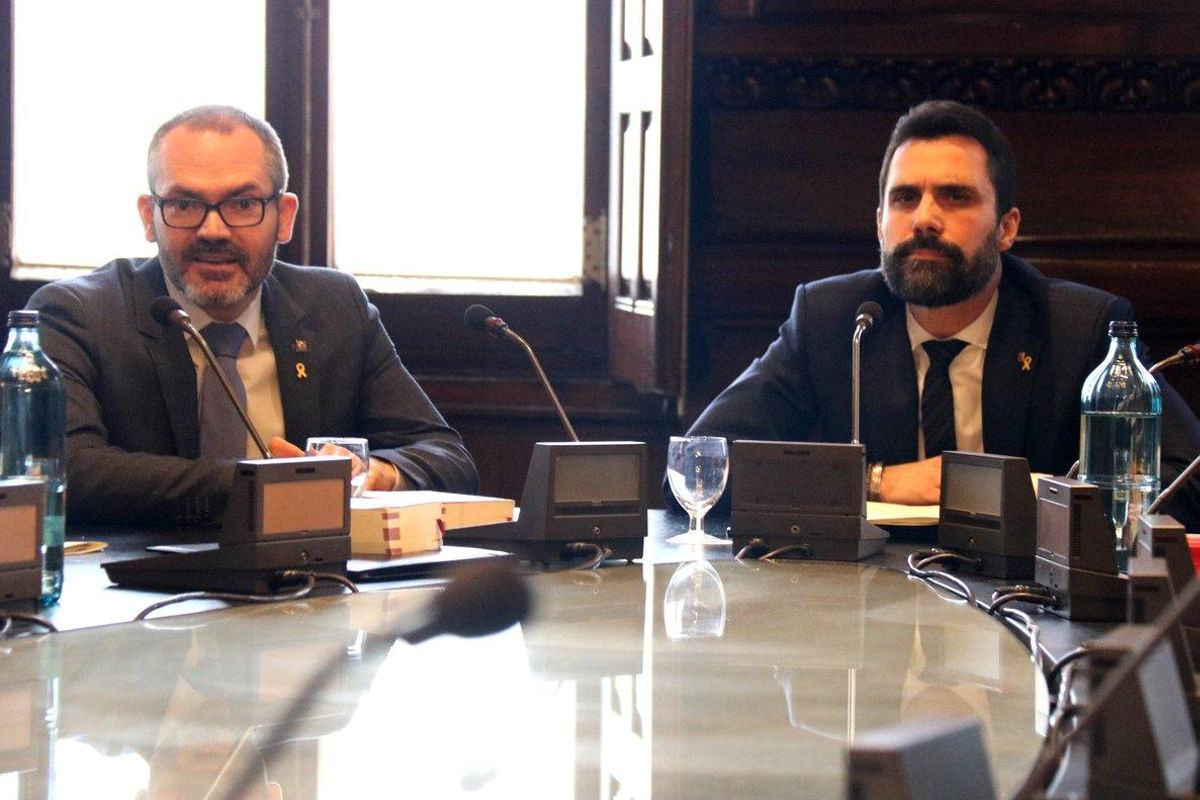 El presidente del Parlament, Roger Torrent (derecha), y el vicepresidente primero, Josep Costa, en la reunión de la Mesa, este lunes. El presidente del Parlament, Roger Torrent (derecha), y el vicepresidente primero, Josep Costa, en la reunión de la Mesa, este lunes.