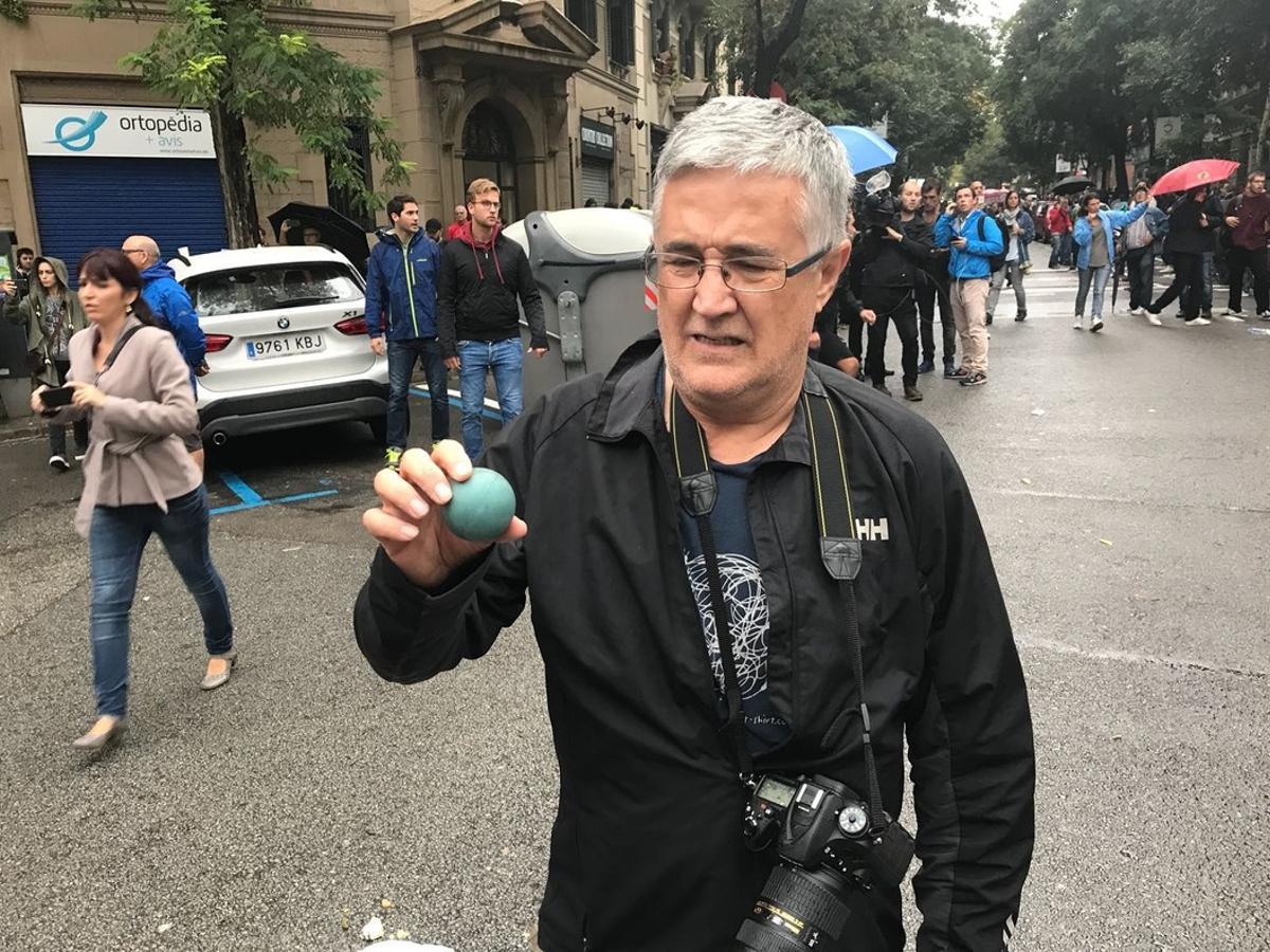 Una pelota de goma empleada por la Policía Nacional en el cruce entre Sardenya y Diputació.