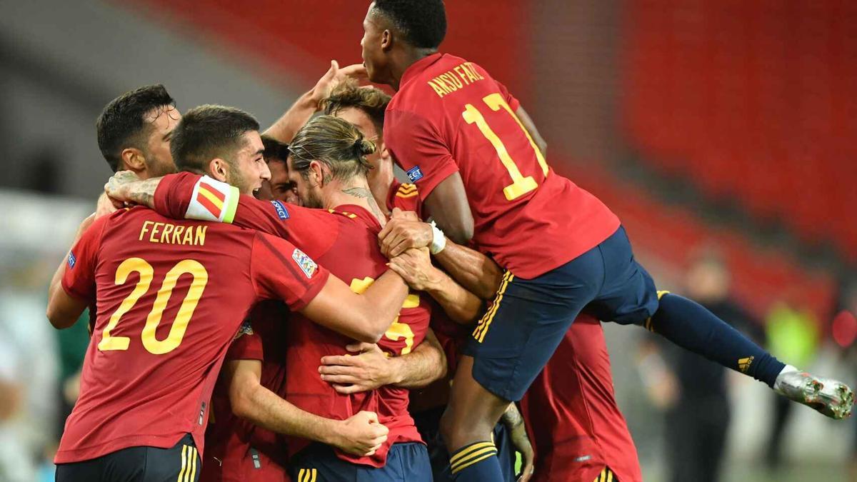 Los jugadores de la selección española celebran un gol. 