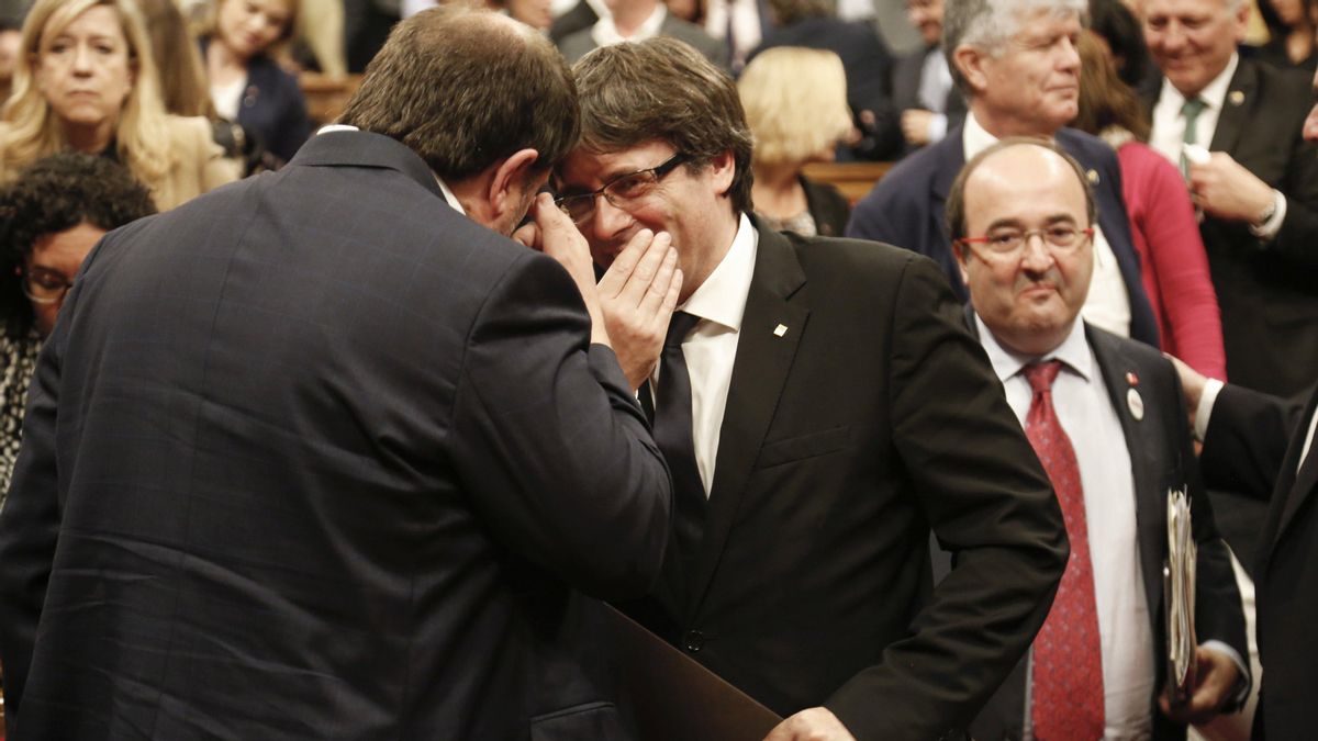 Carles Puigdemont y Oriol Junqueras, en el Parlament, el 10 de octubre de 2017 Carles Puigdemont y Oriol Junqueras, en el Parlament, el 10 de octubre de 2017