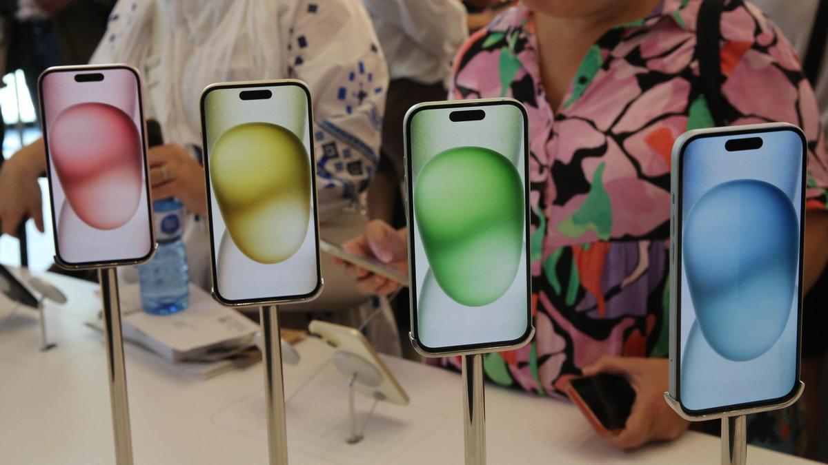 Los nuevos modelos de iPhone 15 en la tienda Apple de plaza Catalunya de Barcelona