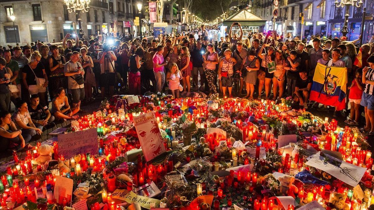 Peluches, velas, dibujos y notas depositadas en memoria de las víctimas del atentado en el Pla de l’Os a la Rambla de Barcelona. 