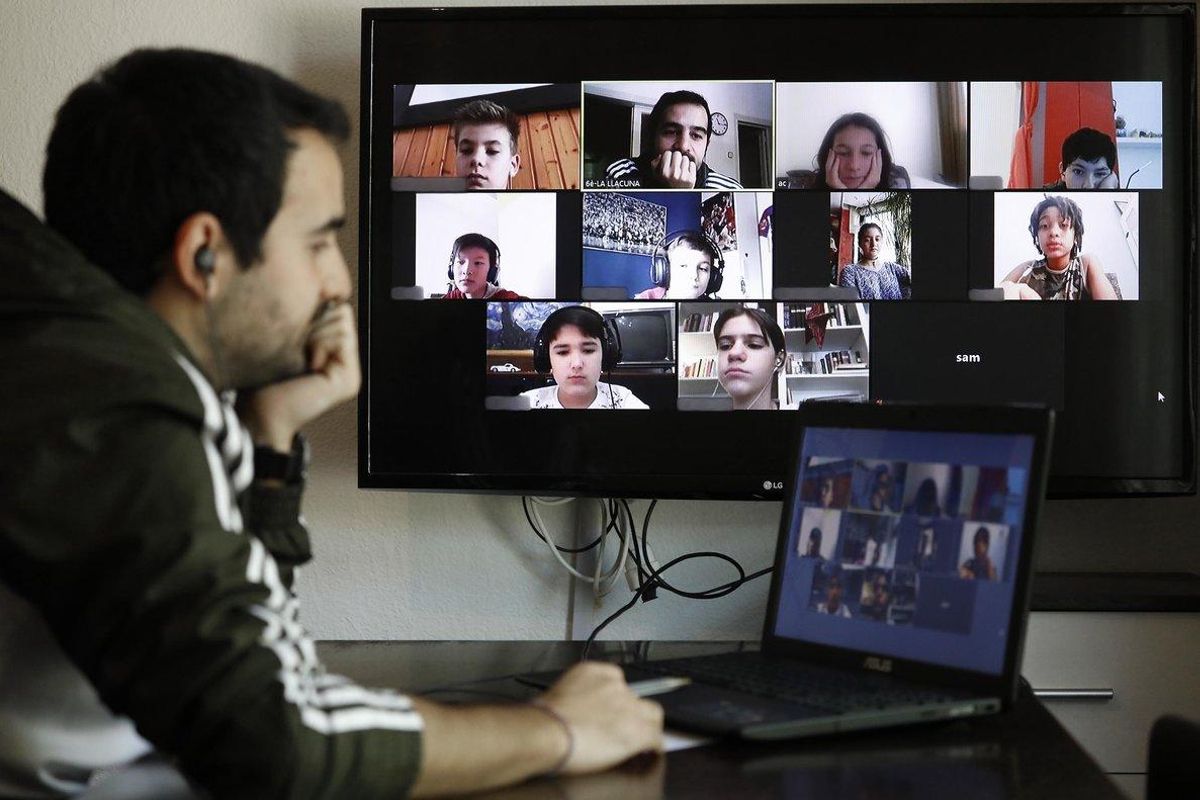 Raul Galarza, profesor de sexto de primaria, habla por videoconferencia con sus alumnos de la Escola La Llacuna de Poblenou durante el confinamiento. Raul Galarza, profesor de sexto de primaria, habla por videoconferencia con sus alumnos de la Escola La Llacuna de Poblenou durante el confinamiento.