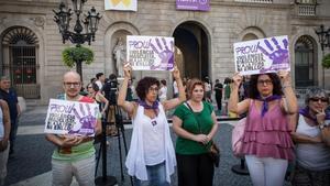 Mujeres con pancartas en la plaza de Sant Jaume de Barcelona tras un asesinato machista, en agosto pasado.