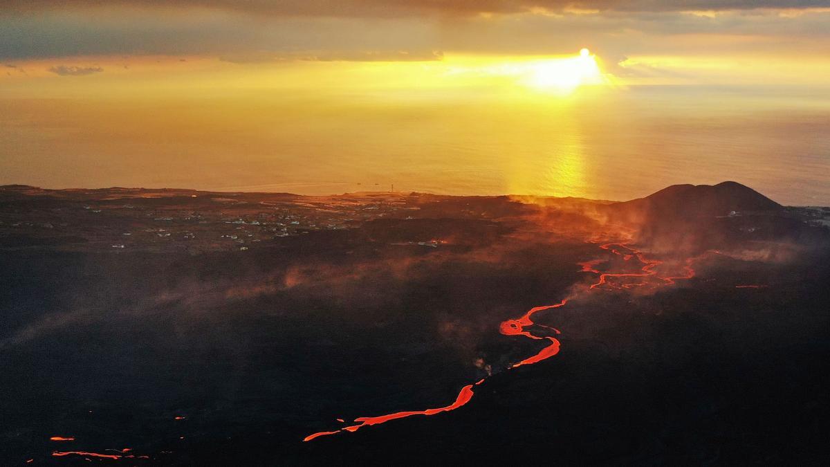 La colada de magma del volcán desde un dron