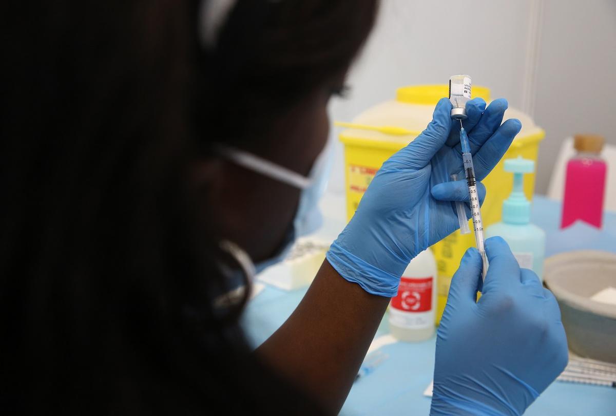 Una enfermera prepara la vacuna este viernes en la Fira de Barcelona.