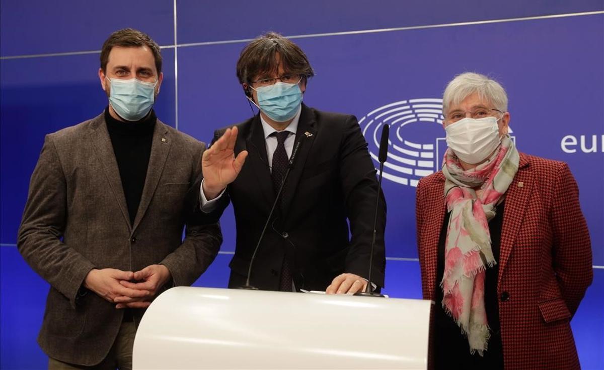 Antoni Comin, Carles Puigdemont y Clara Ponsatí, en rueda de prensa en Bruselas. Antoni Comin, Carles Puigdemont y Clara Ponsatí, en rueda de prensa en Bruselas.