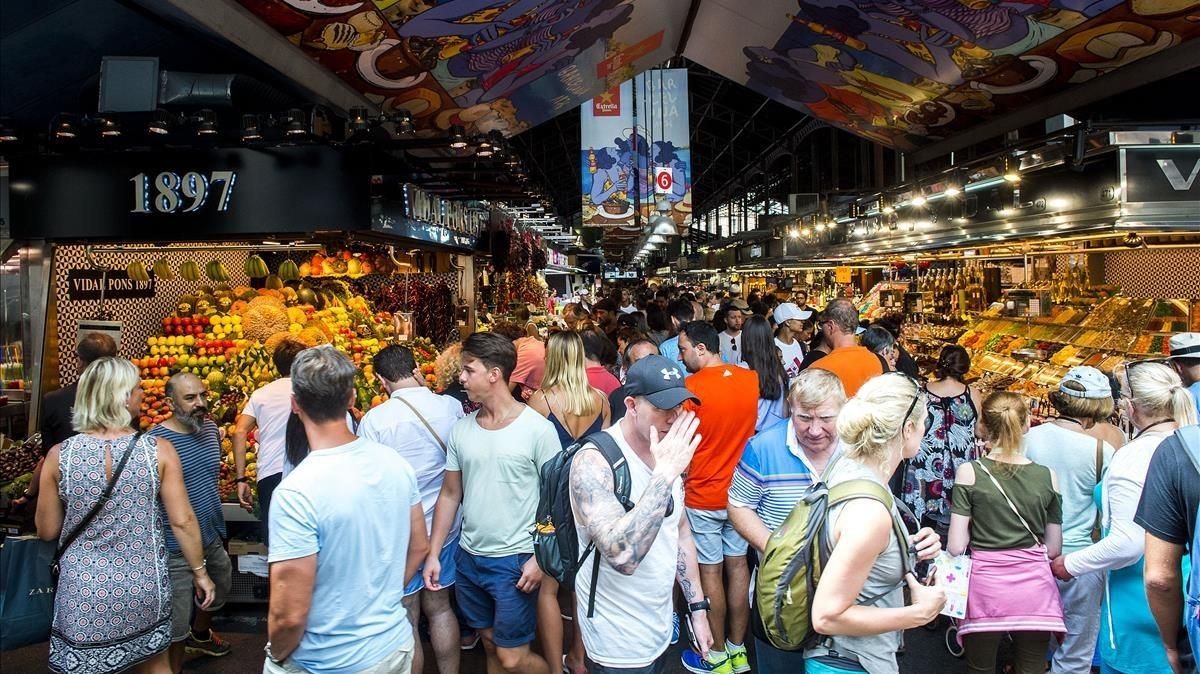Barceloneses y turistas llena la Rambla, dos días después del atentado. Barceloneses y turistas llena la Rambla, dos días después del atentado.