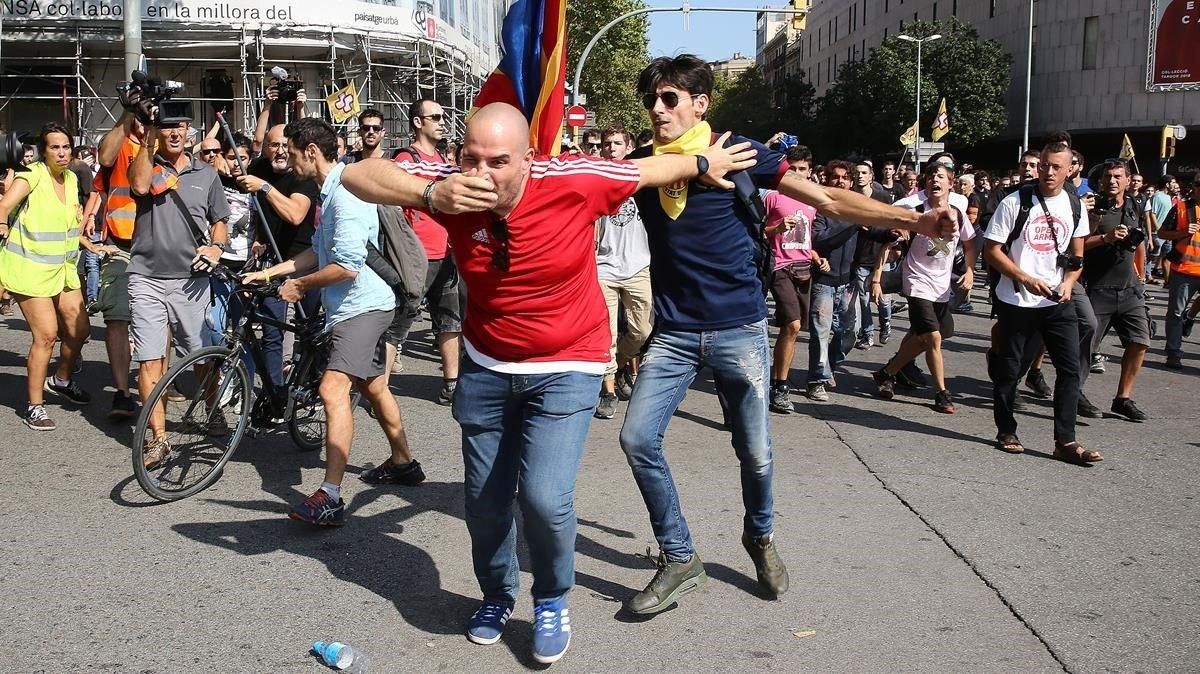Amenaces i cops d'independentistes contra un grup de manifestants de la policia espanyola Amenaces i cops d'independentistes contra un grup de manifestants de la policia espanyola