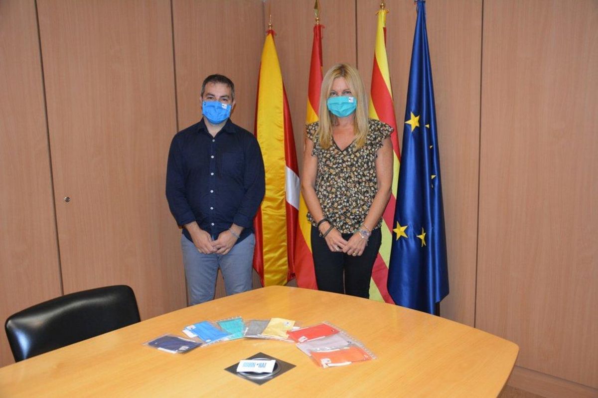 La alcaldesa de Rubí, Ana María Martínez, recibe las mascarillas de la empresa Robin Hat La alcaldesa de Rubí, Ana María Martínez, recibe las mascarillas de la empresa Robin Hat
