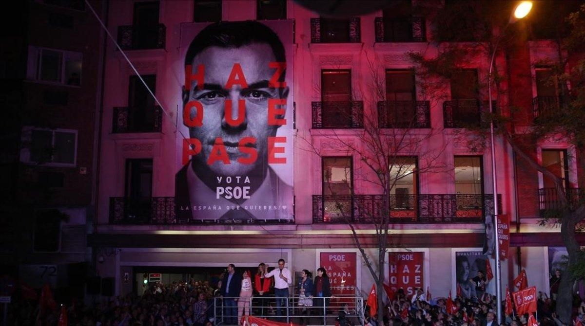 Pedro Sánchez celebra su victoria con los militantes, este domingo en la sede del PSOE. Pedro Sánchez celebra su victoria con los militantes, este domingo en la sede del PSOE.