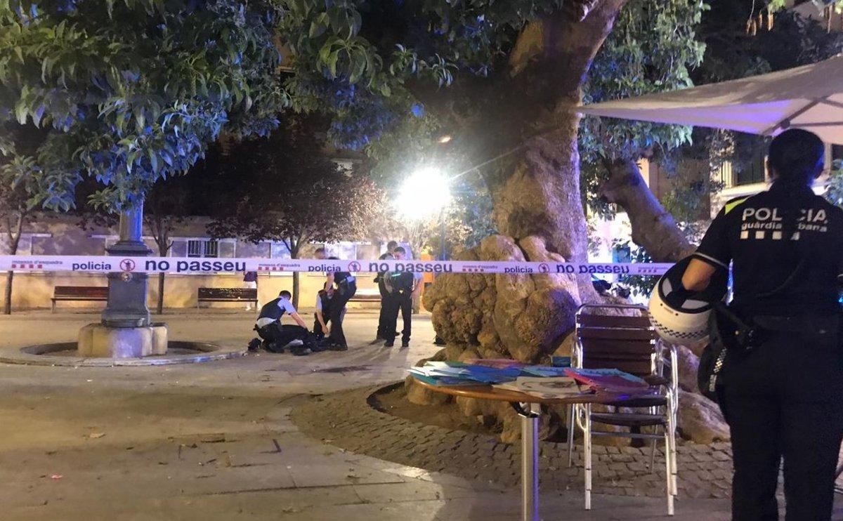 Policías, junto a la víctima tiroteada en Poblenou. Policías, junto a la víctima tiroteada en Poblenou.
