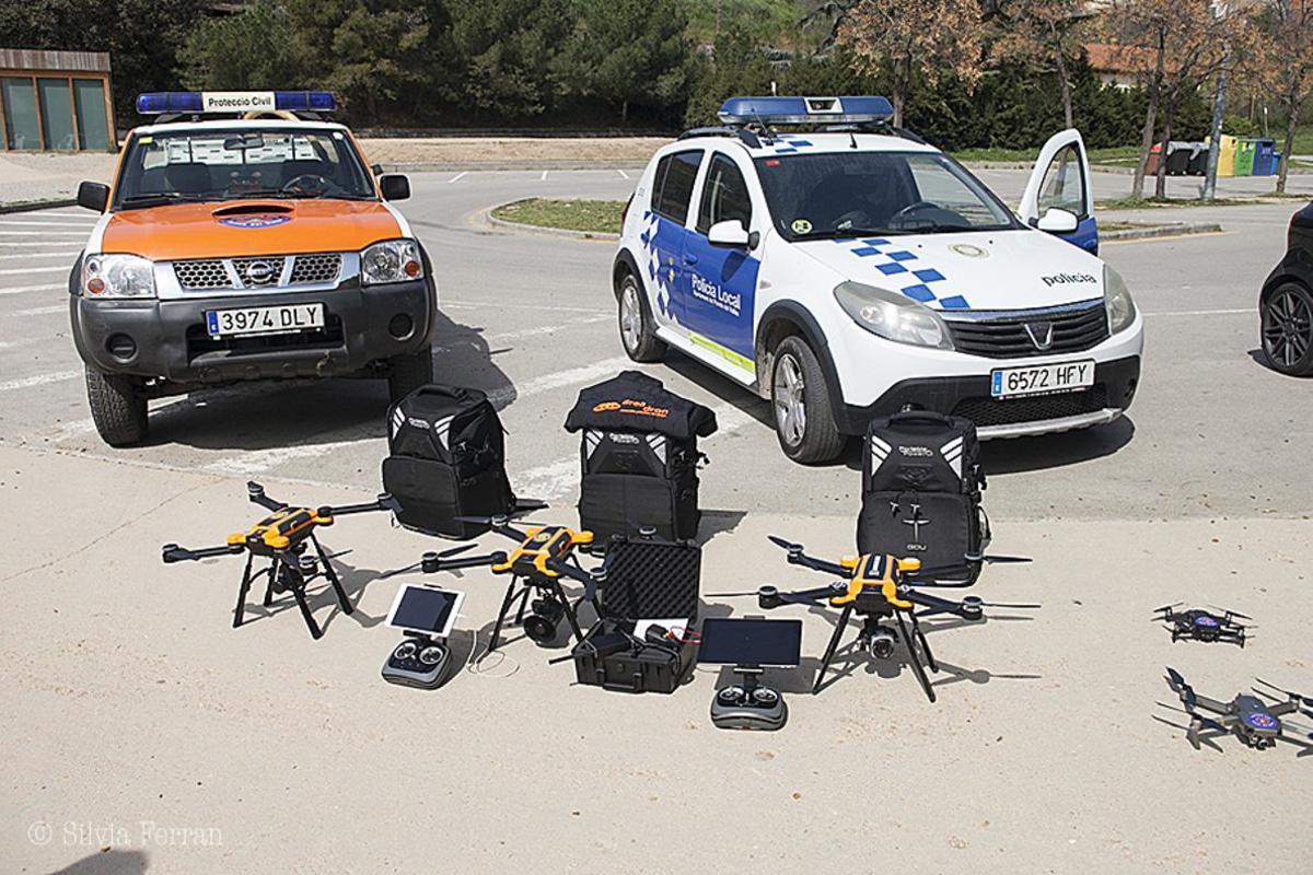 Los cuerpos de la Policía Local y Protecció Civil hacen salidas a diferentes espacios de Parets del Vallès con los drones, para controlar el confinamiento de la población.