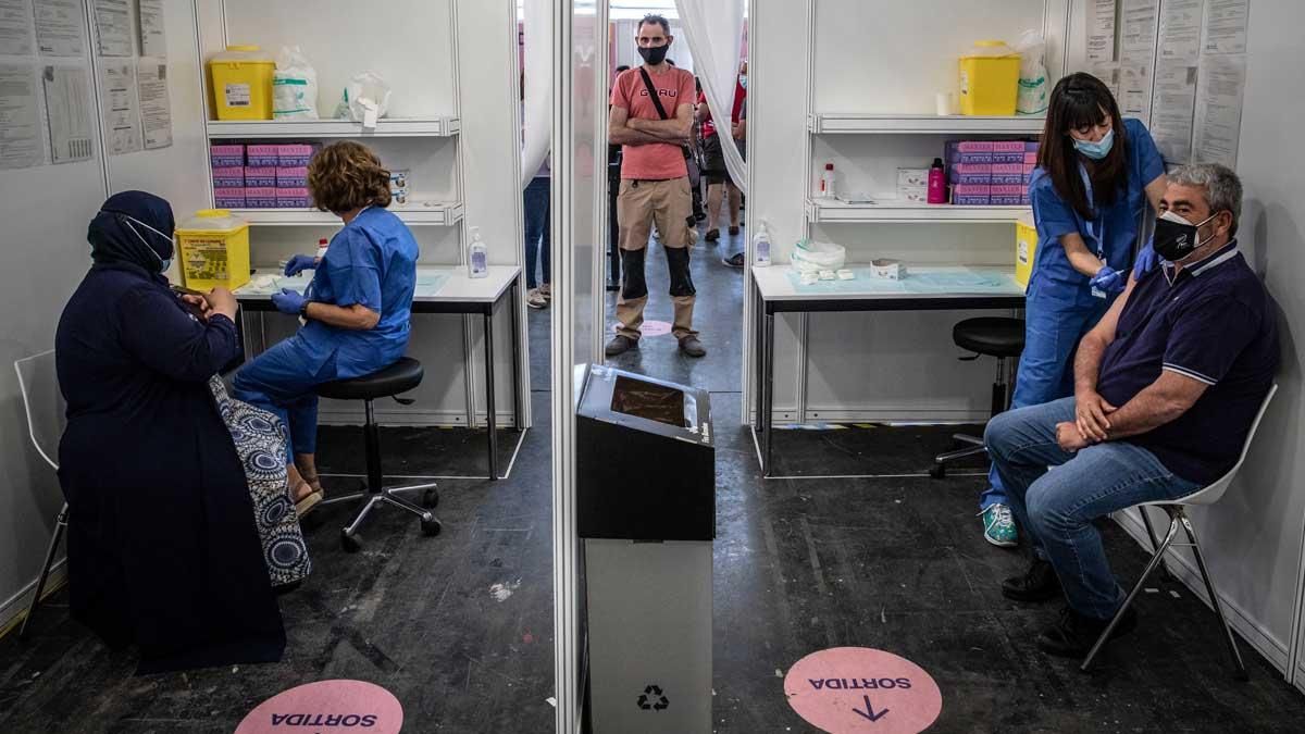 Vacunación de personas de entre 46 y 49 años en la Fira de Barcelona. Vacunación de personas de entre 46 y 49 años en la Fira de Barcelona.