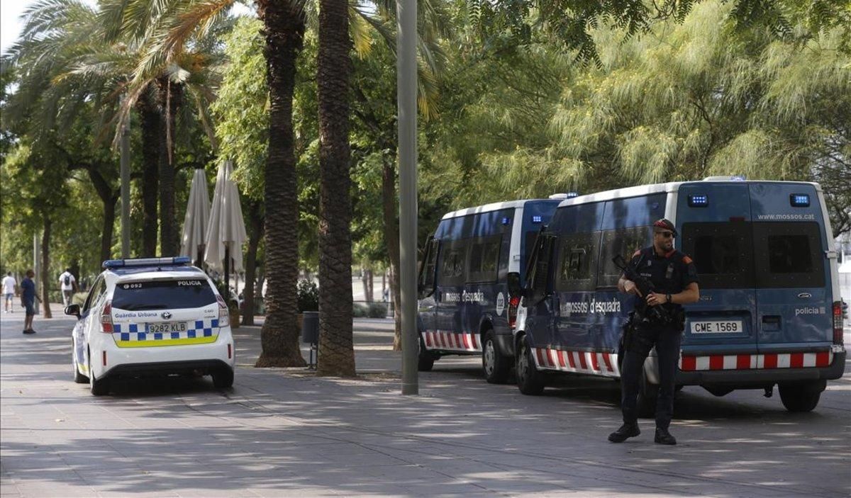 Guàrdia Urbana y Mossos d’Esquadra, en el paseo de Joan de Borbó, en Barcelona. Guàrdia Urbana y Mossos d’Esquadra, en el paseo de Joan de Borbó, en Barcelona.