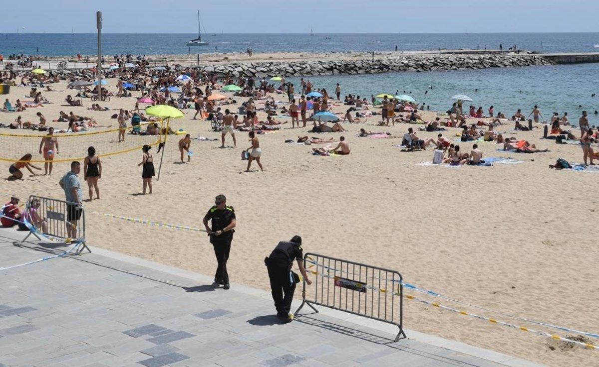 La Guàrdia Urbana delimita con cintas el acceso a la playa del Bogatell, en Barcelona. La Guàrdia Urbana delimita con cintas el acceso a la playa del Bogatell, en Barcelona.