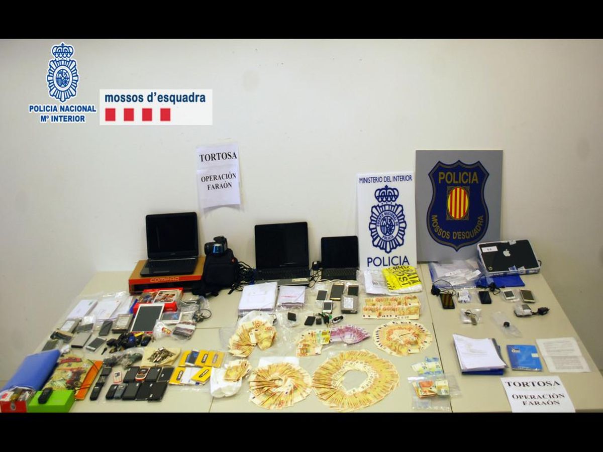 Material incautado por los Mossos y la Policía Nacional. Material incautado por los Mossos y la Policía Nacional.