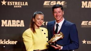 Anna Lewandowska y Robert Lewandowski, con la Bota de Oro del delantero del Barça.