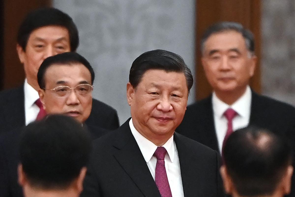 Xi Jinping, rodeado de dirigentes chinos, en víspera del Día Nacional de China. 