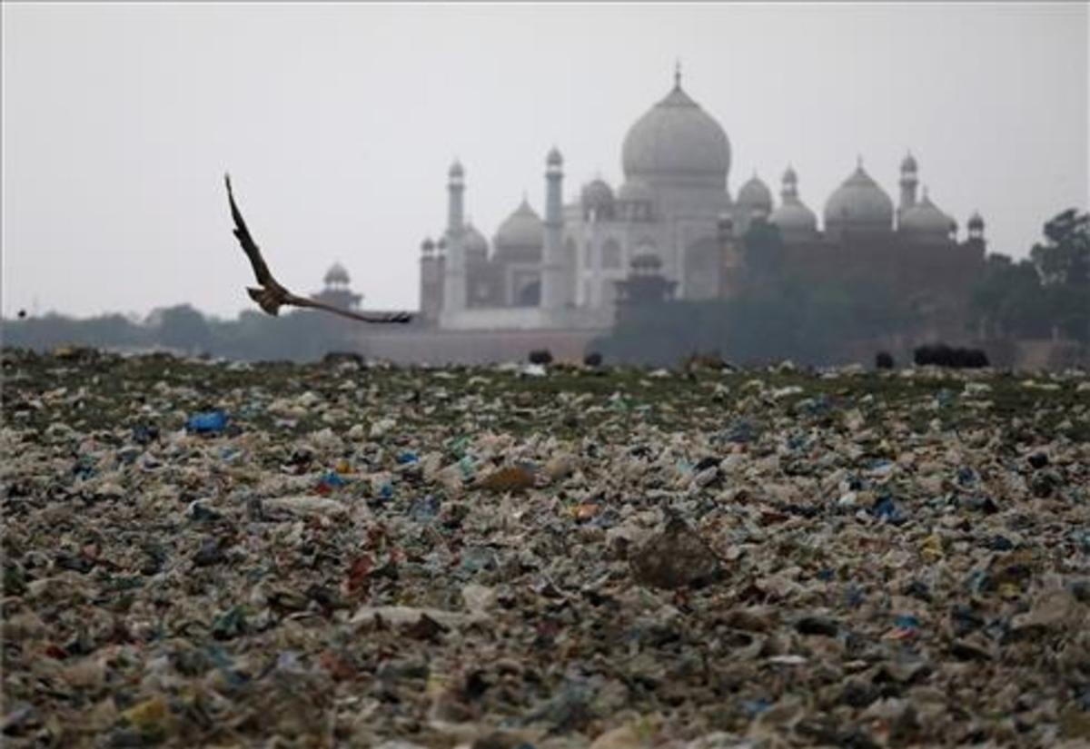 Basura cerca del Taj Mahal, cada vez más afectado por la contaminación.
