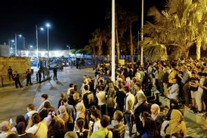 Cientos de marroquís esperan en Castillejos la llegada de familiares en la reapertura de la frontera de Ceuta, el pasado 16 de mayo.