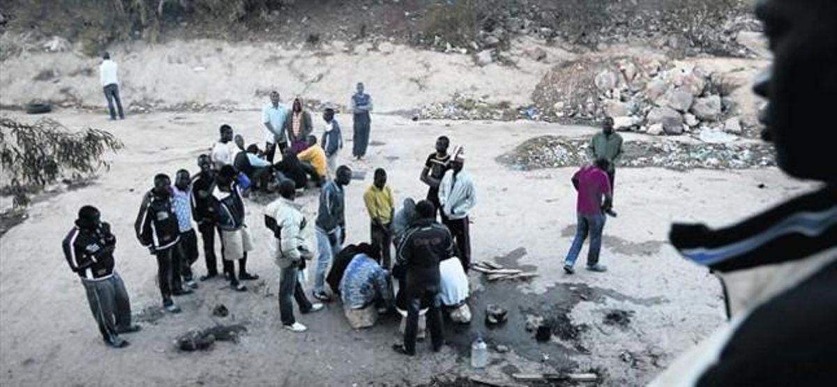 Grupos de subsaharianos en los alrededores del centro de estancia temporal de inmigrantes de Melilla, que funciona con régimen abierto, ayer. Grupos de subsaharianos en los alrededores del centro de estancia temporal de inmigrantes de Melilla, que funciona con régimen abierto, ayer.