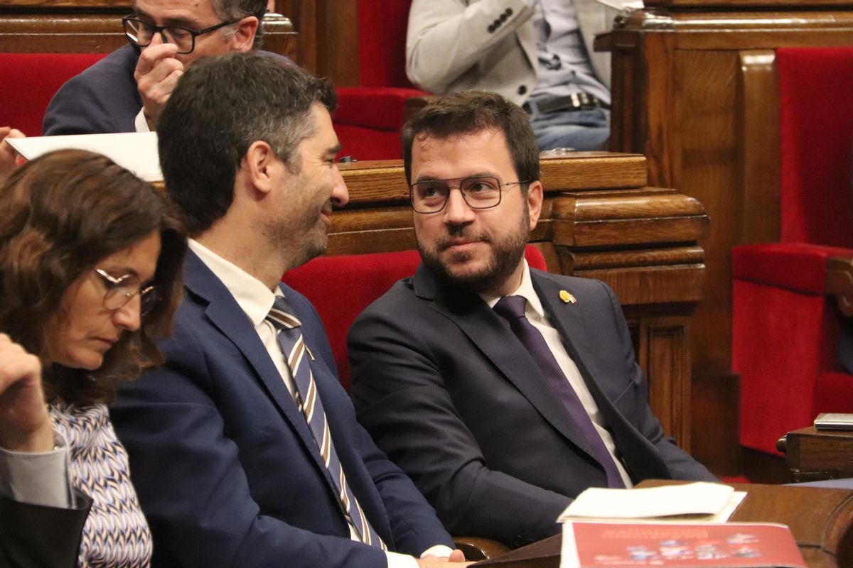 El ’president’ de la Generalitat, Pere Aragonès, y el vicepresidente Jordi Puigneró en el hemiciclo del Parlament. El ’president’ de la Generalitat, Pere Aragonès, y el vicepresidente Jordi Puigneró en el hemiciclo del Parlament.