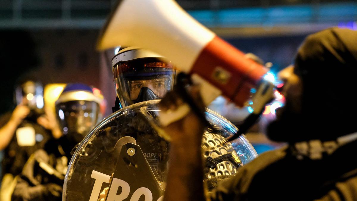 Protestes als EUA després de divulgació d’un vídeo d’un home negre cosit a trets per la policia