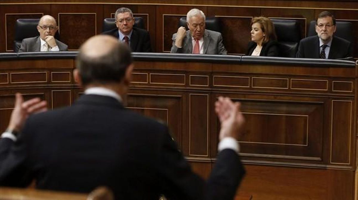 Rubalcaba (de espaldas) interviene en el Congreso, ante Montoro, Gallardón, García-Margallo, Sáenz de Santamaría y Rajoy. Rubalcaba (de espaldas) interviene en el Congreso, ante Montoro, Gallardón, García-Margallo, Sáenz de Santamaría y Rajoy.