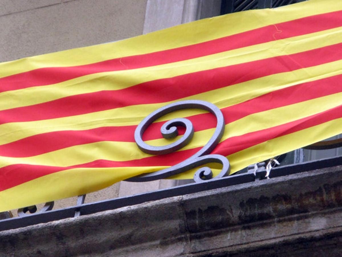 Una bandera catalana, en un balcón de Barcelona.