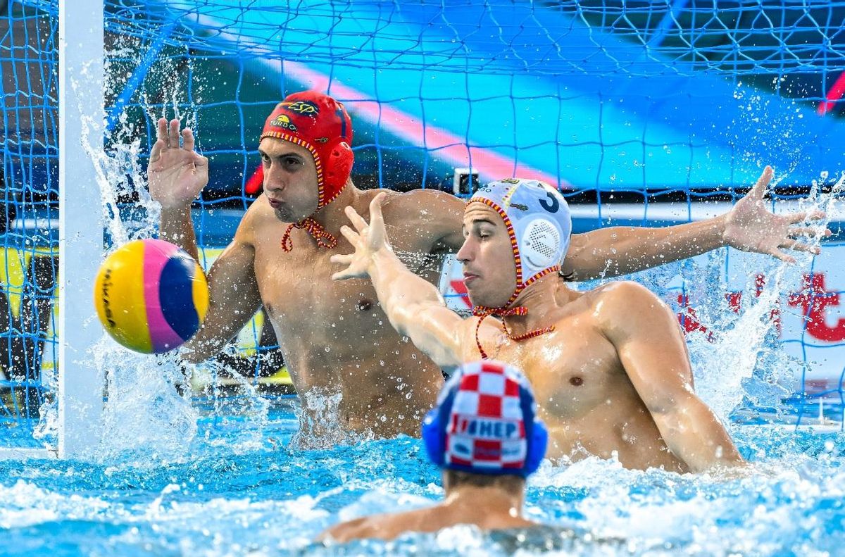 Unai Aguirre, portero de la selección española de waterpolo, detiene un ataque de Croacia en las semifinales. Unai Aguirre, portero de la selección española de waterpolo, detiene un ataque de Croacia en las semifinales.
