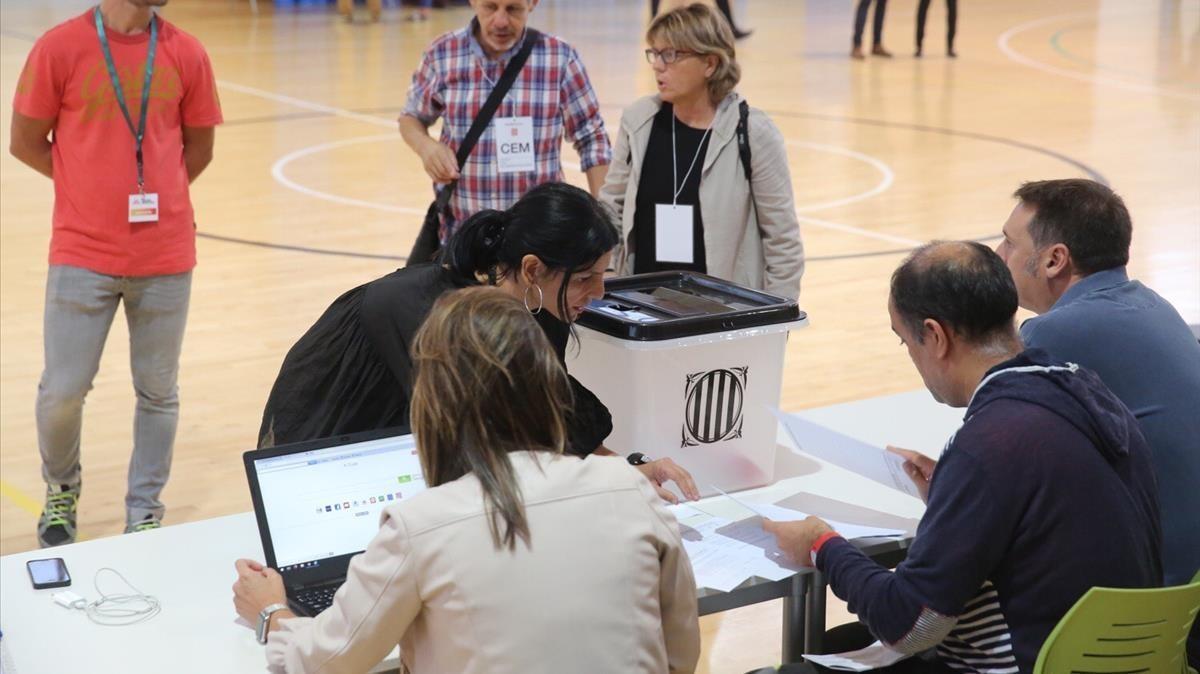 Constitución de la mesa donde votará el president Puigdemont, en Sant Julià de Ramis.