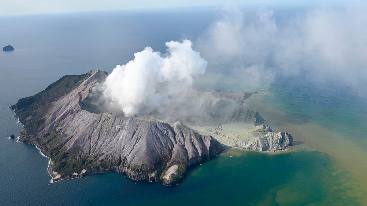 El volcán Whakaari en Nueva Zelanda entra en erupción.