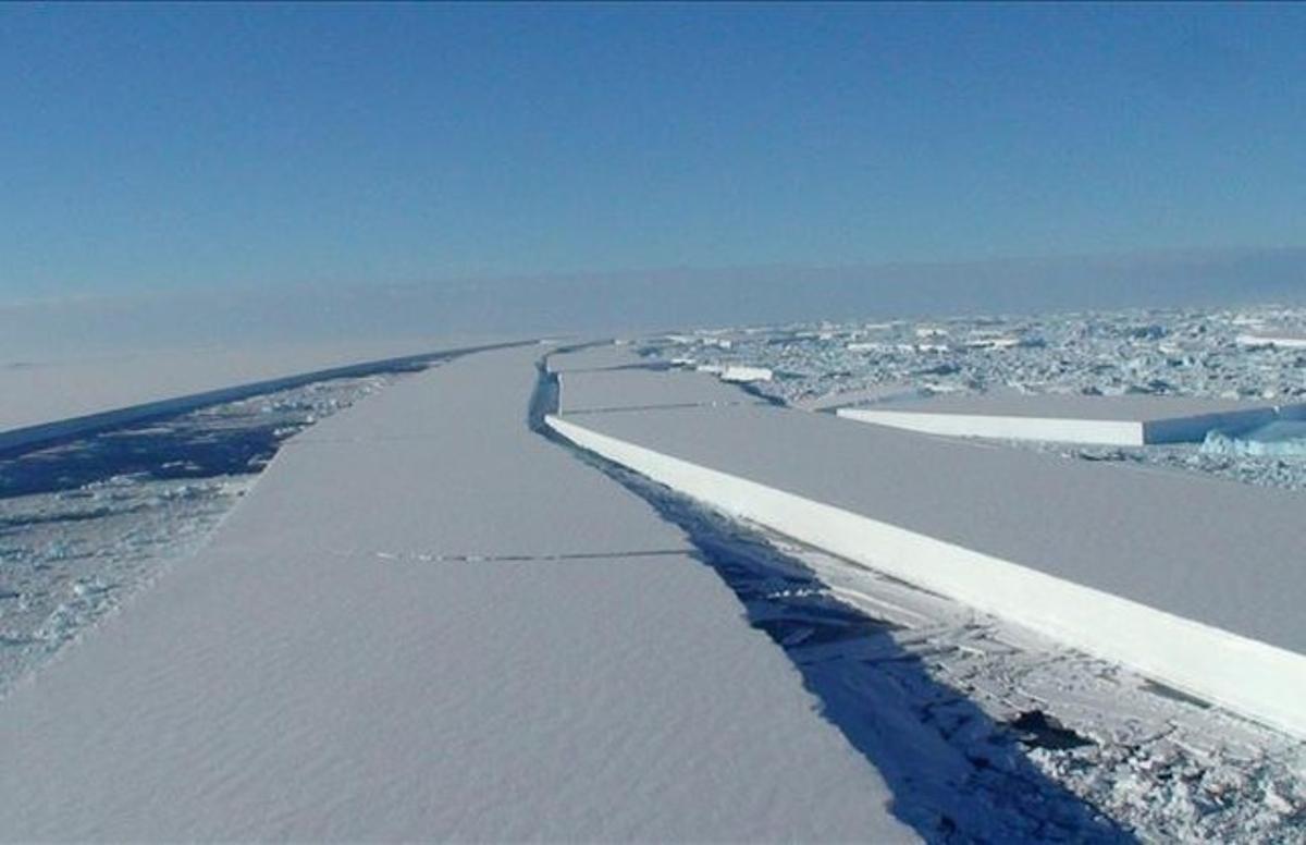 Bloque de hielo en la Antártida. Bloque de hielo en la Antártida.