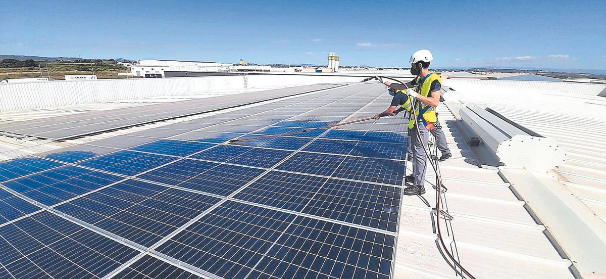 Instalación de paneles por parte de Cubierta Solar en una empresa de Alicante