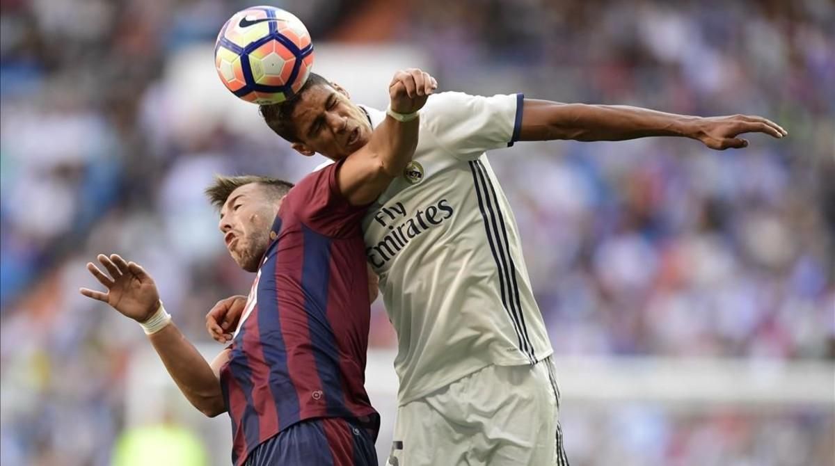 Sergi Enrich disputa el balón con varane durante el Madrid-Eibar del domingo pasado. Sergi Enrich disputa el balón con varane durante el Madrid-Eibar del domingo pasado.